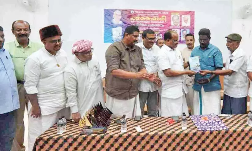 ‘പ​ത്തേ​മാ​രി വി​സ്മ​യ​ങ്ങ​ളു​ടെ തി​ര​യ​ടി​ക​ള്‍’ പു​സ്ത​ക​ത്തി​ന്‍റെ പ്ര​കാ​ശ​നം  മ​ന്ത്രി അ​ഹ​മ്മ​ദ് ദേ​വ​ര്‍കോ​വി​ല്‍ നി​ര്‍വ​ഹി​ക്കു​ന്നു