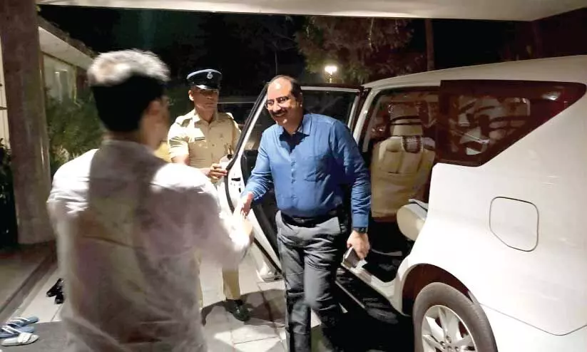 സംസ്ഥാന പൊലീസ് മേധാവി ഷെയ്ഖ് ദർവേഷ് സാഹിബ് തിരൂർ നടുവിലങ്ങാടിയിൽ കുട്ടി ഡോക്ടറുടെ വീട്ടിൽ സ്വകാര്യ സന്ദർശനത്തിനെത്തിയപ്പോൾ സംസ്ഥാന പൊലീസ് മേധാവി ഷെയ്ഖ് ദർവേഷ് സാഹിബ് തിരൂർ നടുവിലങ്ങാടിയിൽ കുട്ടി ഡോക്ടറുടെ വീട്ടിൽ സ്വകാര്യ സന്ദർശനത്തിനെത്തിയപ്പോൾ