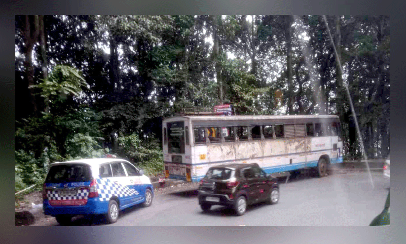 താമരശ്ശേരി ചുരത്തില് കുടുങ്ങിയ കെ.എസ്.ആര്.ടി.സി ബസ് താമരശ്ശേരി ചുരത്തില് കുടുങ്ങിയ കെ.എസ്.ആര്.ടി.സി ബസ്