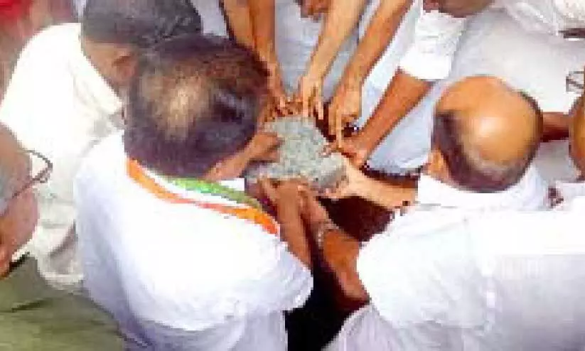 പുതിയ വീടിന്റെ കല്ലിടീൽ രമേശ് ചെന്നിത്തല എം.എൽ.എ നിർവഹിക്കുന്നു പുതിയ വീടിന്റെ കല്ലിടീൽ രമേശ് ചെന്നിത്തല എം.എൽ.എ നിർവഹിക്കുന്നു