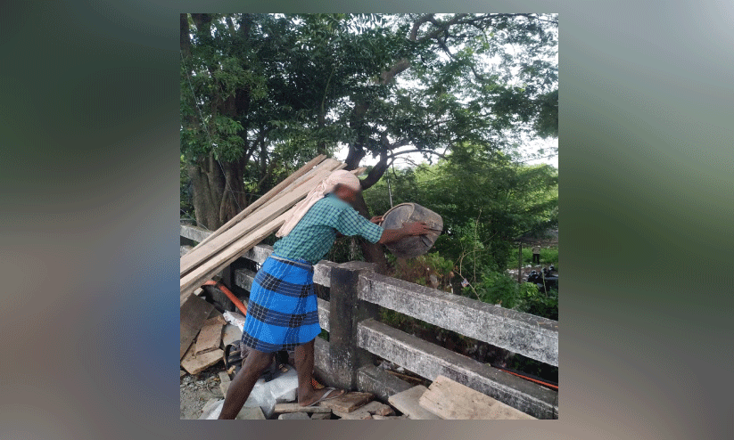 കല്ലായിപ്പുഴയിലേക്ക് മാലിന്യം കൊണ്ടിടുന്നു കല്ലായിപ്പുഴയിലേക്ക് മാലിന്യം കൊണ്ടിടുന്നു