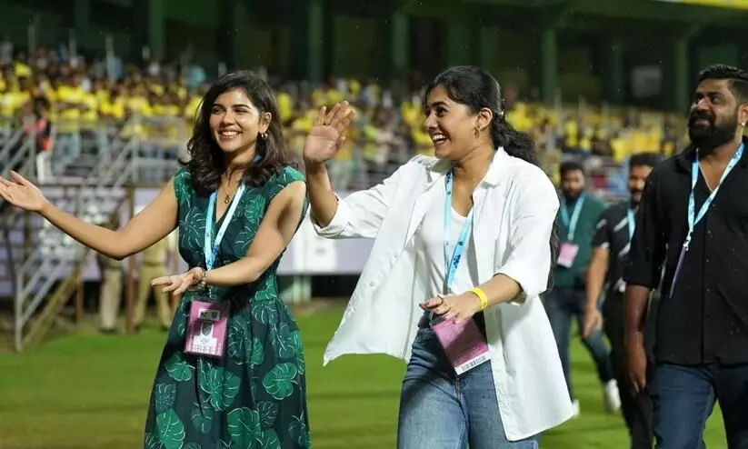 മഞ്ഞപ്പടയുടെ സ്വന്തം കലൂർ സ്റ്റേഡിയത്തിൽ  കല്യാണിയുടെ ലൈവ് കമന്ററി; ആഘോഷമാക്കി ആരാധകർ