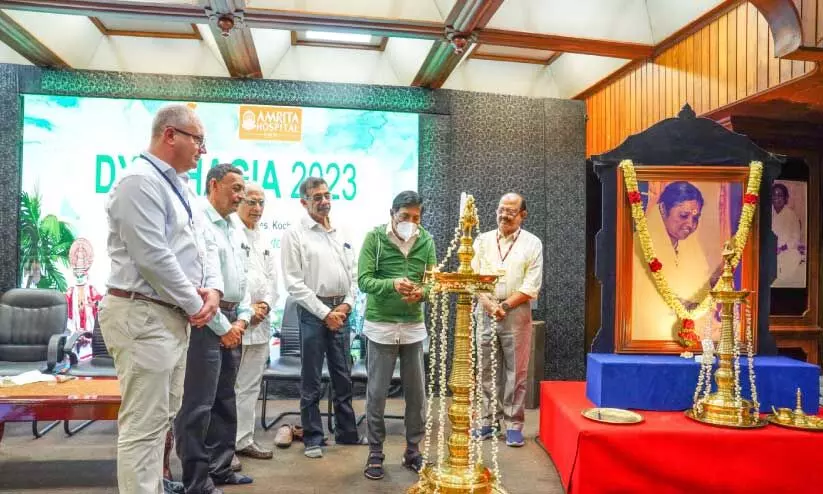 കൊ​ച്ചി അ​മൃ​ത ആ​ശു​പ​ത്രി​യി​ൽ ആ​രം​ഭി​ച്ച ഡി​സ്ഫാ​ജി​യ അ​ന്താ​രാ​ഷ്ട്ര സ​മ്മേ​ള​നം ന​ട​ൻ ശ്രീ​നി​വാ​സ​ൻ ഉ​ദ്ഘാ​ട​നം ചെ​യ്യു​ന്നു