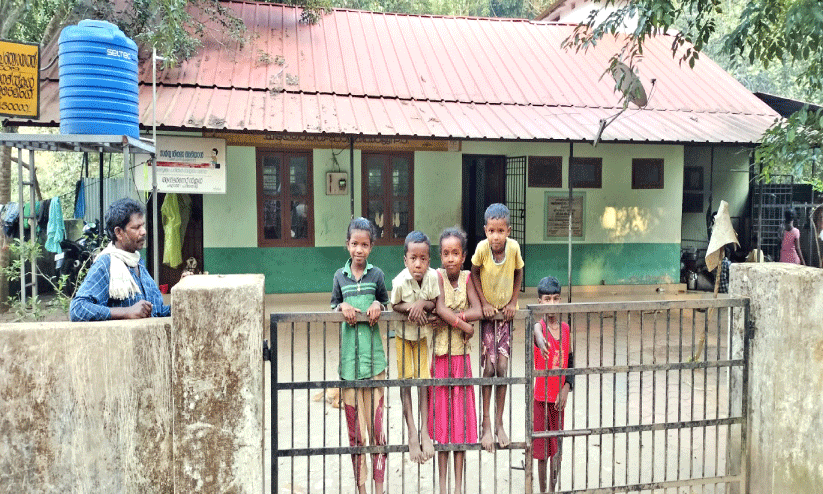 ഏകാധ്യാപക വിദ്യാലയത്തിൽ താമസമാക്കിയ ആദിവാസി കുടുംബങ്ങൾ ഏകാധ്യാപക വിദ്യാലയത്തിൽ താമസമാക്കിയ ആദിവാസി കുടുംബങ്ങൾ