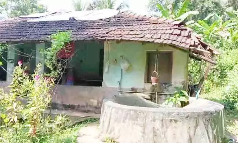 അധികൃതർ അറിയാൻ... മേൽക്കൂര നോക്കി അന്തിയുറങ്ങുന്നത് നാലംഗ കുടുംബം അധികൃതർ അറിയാൻ... മേൽക്കൂര നോക്കി അന്തിയുറങ്ങുന്നത് നാലംഗ കുടുംബം