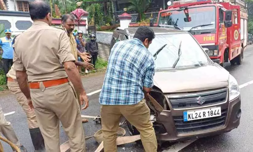ലോറിയും കാറും കൂട്ടിയിടിച്ചു; നാലുപേർക്ക് പരിക്ക് ലോറിയും കാറും കൂട്ടിയിടിച്ചു; നാലുപേർക്ക് പരിക്ക്