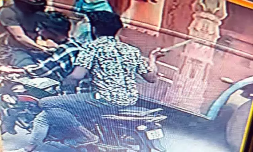 തമിഴ്‌നാട് ബസിനുനേരെ ആക്രമണം: രണ്ടുപേർ പിടിയില്‍