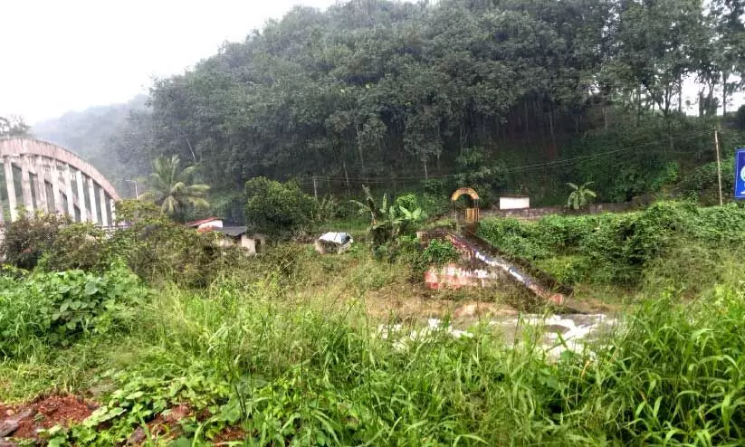 പുനലൂർ മുക്കടവ് ആറ്റുതീരത്തെ തീർഥാടകരുടെ കുളിക്കടവ് കാടുമൂടിയ നിലയിൽ പുനലൂർ മുക്കടവ് ആറ്റുതീരത്തെ തീർഥാടകരുടെ കുളിക്കടവ് കാടുമൂടിയ നിലയിൽ