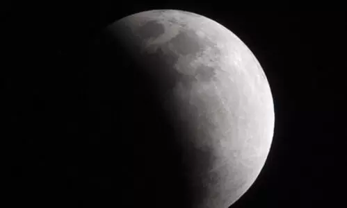 ഇന്ന് യു.എ.ഇയിൽ ഭാഗിക ചന്ദ്രഗ്രഹണം ഇന്ന് യു.എ.ഇയിൽ ഭാഗിക ചന്ദ്രഗ്രഹണം