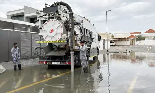 വെള്ളം നിറഞ്ഞ് റോഡുകൾ; അതിവേഗം ശുചിയാക്കി മുനിസിപ്പാലിറ്റി വെള്ളം നിറഞ്ഞ് റോഡുകൾ; അതിവേഗം ശുചിയാക്കി മുനിസിപ്പാലിറ്റി