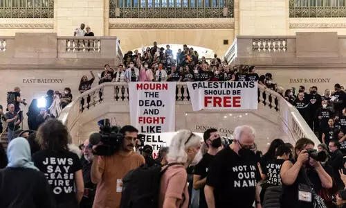 ഗസ്സക്ക് വേണ്ടി തെരുവിലിറങ്ങി യു.എസിലെ ജൂതമത വിശ്വാസികൾ; നിരവധി പേർ അറസ്റ്റിൽ ഗസ്സക്ക് വേണ്ടി തെരുവിലിറങ്ങി യു.എസിലെ ജൂതമത വിശ്വാസികൾ; നിരവധി പേർ അറസ്റ്റിൽ