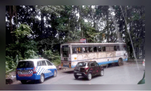 താ​മ​ര​ശ്ശേ​രി ചു​ര​ത്തി​ല്‍ കു​ടു​ങ്ങി​യ കെ.​എ​സ്.​ആ​ര്‍.​ടി.​സി ബ​സ്