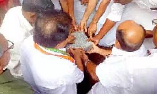 പു​തി​യ വീ​ടി​ന്റെ ക​ല്ലി​ടീ​ൽ ര​മേ​ശ് ചെ​ന്നി​ത്ത​ല എം.​എ​ൽ.​എ നി​ർ​വ​ഹി​ക്കു​ന്നു