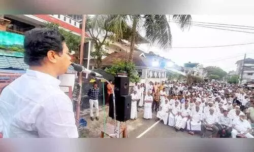 കൊ​ച്ചി താ​ലൂ​ക്ക് സെ​ൻ​ട്ര​ൽ ജ​മാ​അ​ത്ത് കൗ​ൺ​സി​ലി​ന്‍റെ നേ​തൃ​ത്വ​ത്തി​ൽ ന​ട​ത്തി​യ ഫ​ല​സ്തീ​ൻ  ഐ​ക്യ​ദാ​ർ​ഢ്യ സ​ദ​സ്സ്​ ഹൈ​ബി ഈ​ഡ​ൻ എം.​പി ഉ​ദ്ഘാ​ട​നം ചെ​യ്യു​ന്നു