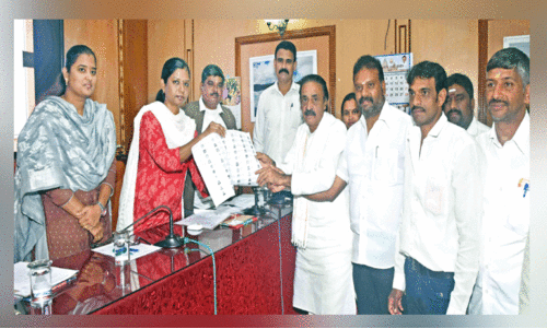 പു​തു​ക്കി​യ വോ​ട്ട​ർ പ​ട്ടി​ക പു​റ​ത്തി​റ​ക്കി; ജി​ല്ല​യി​ൽ 5,70,632 വോ​ട്ട​ർ​മാ​ർ