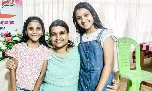 ചി​ത്ര ടീ​ച്ച​ർ കൃ​ഷ്ണ​പ്രി​യ​ക്കും  അ​മേ​യ​ക്കു​മൊ​പ്പം