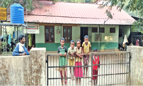 ഏ​കാ​ധ്യാ​പ​ക വി​ദ്യാ​ല​യ​ത്തി​ൽ താ​മ​സ​മാ​ക്കി​യ ആ​ദി​വാ​സി കു​ടും​ബ​ങ്ങ​ൾ