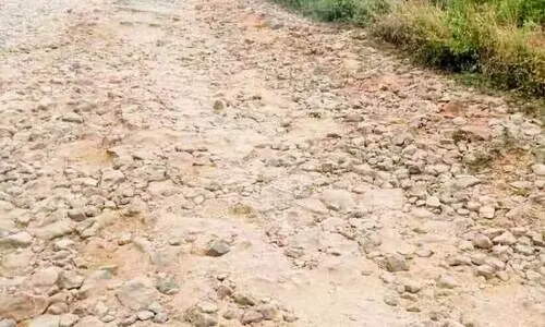 ത​ക​ർ​ന്ന ഇലവീഴാപ്പൂഞ്ചിറ റോ​ഡ് (ഫ​യ​ൽ ചി​ത്രം)