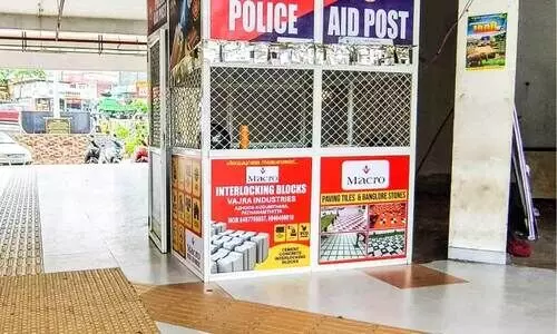 പ​ത്ത​നം​തി​ട്ട കെ.​എ​സ്.​​ആ​ർ.​ടി.​സി സ്റ്റാ​ൻ​ഡ്​​ കെ​ട്ടി​ട​ത്തി​ൽ കാ​ഴ്ച പ​രി​മി​ത​ര്‍ക്കായി പാ​കി​യ ടാ​ക്​ ടൈ​ൽ ന​ട​പ്പാ​ത​യി​ലെപൊ​ലീ​സ്​ എ​യ്​​ഡ്​ പോ​സ്റ്റ്​ വെ​ള്ളി​യാ​ഴ്​​ച