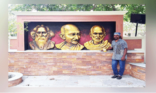 ഗ്ര​ന്ഥ​പ്പു​ര​യി​ൽ മി​ഴി​വാ​ർ​ന്ന ശി​ൽപ​ങ്ങ​ളൊ​രു​ങ്ങി