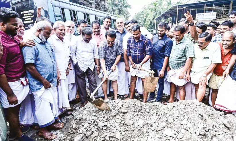 അ​ങ്ങാ​ടി​പ്പു​റം-​വ​ളാ​ഞ്ചേ​രി റോ​ഡി​നോ​ടു​ള്ള അ​വ​ഗ​ണ​ന; കു​ഴി​യ​ട​ച്ച് എം.​എ​ൽ.​എ​യു​ടെ പ്ര​തി​ഷേ​ധം