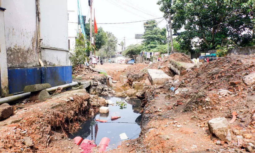 കരിത്തല റോഡ് പൊളിച്ചിട്ട് ആഴ്ചകളേറെ; ദുരിതത്തിലായി ജനങ്ങൾ കരിത്തല റോഡ് പൊളിച്ചിട്ട് ആഴ്ചകളേറെ; ദുരിതത്തിലായി ജനങ്ങൾ