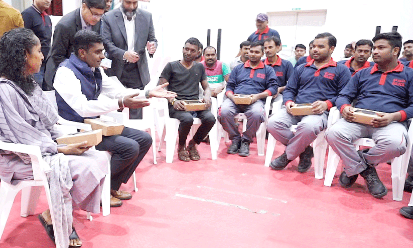 കോ​ൺ​സു​ൽ ജ​ന​റ​ൽ ലേ​ബ​ർ ക്യാ​മ്പി​ൽ ‘തൊ​ഴി​ൽ പ്ര​ശ്ന​ങ്ങ​ൾ പ​രി​ഹ​രി​ക്കു​ന്ന​തി​ന്​ മു​ൻ​ഗ​ണ​ന’