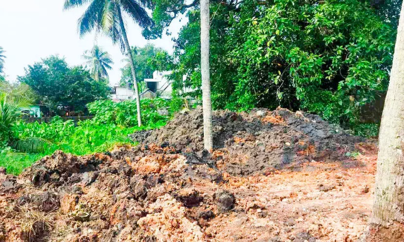 അരൂരിൽ; തണ്ണീർത്തടങ്ങളും നെൽപാടങ്ങളും നികത്തുന്നു