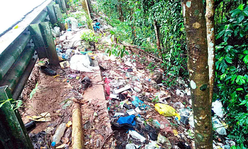 കുപ്പത്തൊട്ടിയായി മലങ്കര ജലാശയം; നടപടി എടുക്കാതെ അധികൃതർ കുപ്പത്തൊട്ടിയായി മലങ്കര ജലാശയം; നടപടി എടുക്കാതെ അധികൃതർ