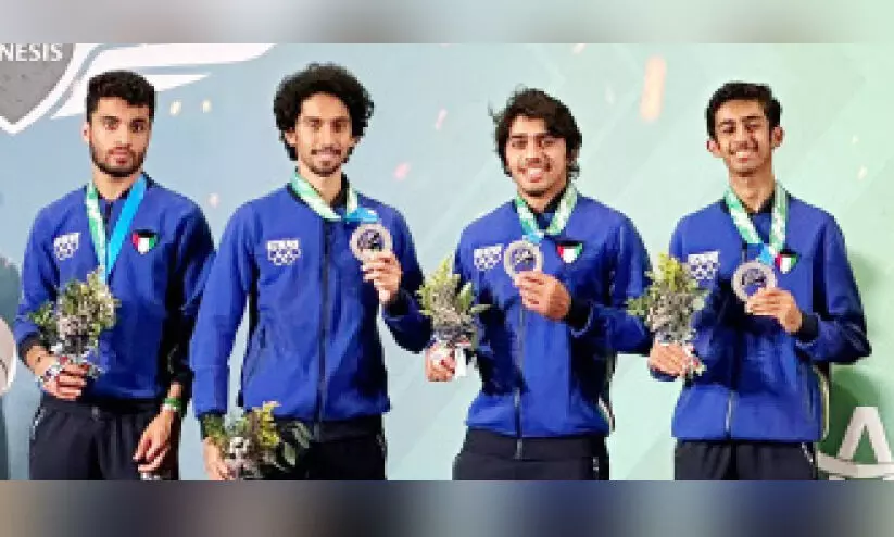 Kuwait fencing members with medals