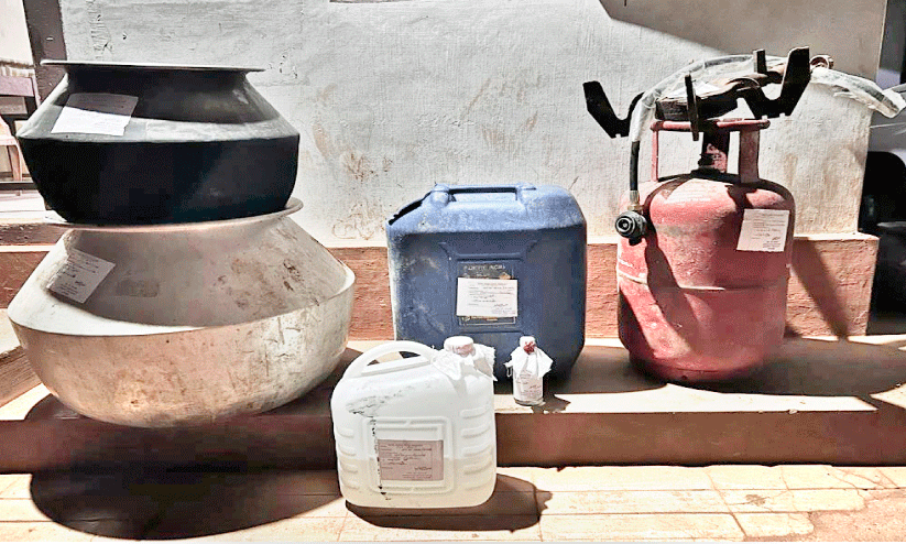 നായ്ക്കളെ കാവൽ നിർത്തി ആളൊഴിഞ്ഞ വീട്ടിൽ ചാരായ നിർമാണം നായ്ക്കളെ കാവൽ നിർത്തി ആളൊഴിഞ്ഞ വീട്ടിൽ ചാരായ നിർമാണം