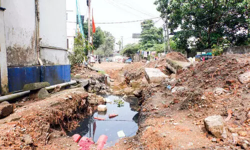കരിത്തല റോഡ് പൊളിച്ചിട്ട് ആഴ്ചകളേറെ; ദുരിതത്തിലായി ജനങ്ങൾ