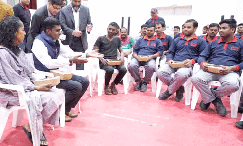 കോ​ൺ​സു​ൽ ജ​ന​റ​ൽ ലേ​ബ​ർ ക്യാ​മ്പി​ൽ ‘തൊ​ഴി​ൽ പ്ര​ശ്ന​ങ്ങ​ൾ പ​രി​ഹ​രി​ക്കു​ന്ന​തി​ന്​ മു​ൻ​ഗ​ണ​ന’