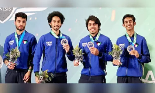 Kuwait fencing members with medals