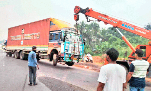 അപകട പരമ്പര; ദേശീയപാത സ്തംഭിച്ചു അപകട പരമ്പര; ദേശീയപാത സ്തംഭിച്ചു