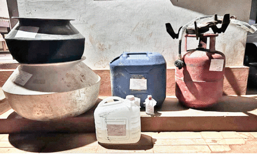 നായ്ക്കളെ കാവൽ നിർത്തി ആളൊഴിഞ്ഞ വീട്ടിൽ ചാരായ നിർമാണം നായ്ക്കളെ കാവൽ നിർത്തി ആളൊഴിഞ്ഞ വീട്ടിൽ ചാരായ നിർമാണം