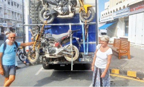 ഒ​മാ​നി​ലെ​ത്തി​യ ഫ്രാ​ങ്ക്, മു​ര്‍ലി​യ ദ​മ്പ​തി​ക​ൾ