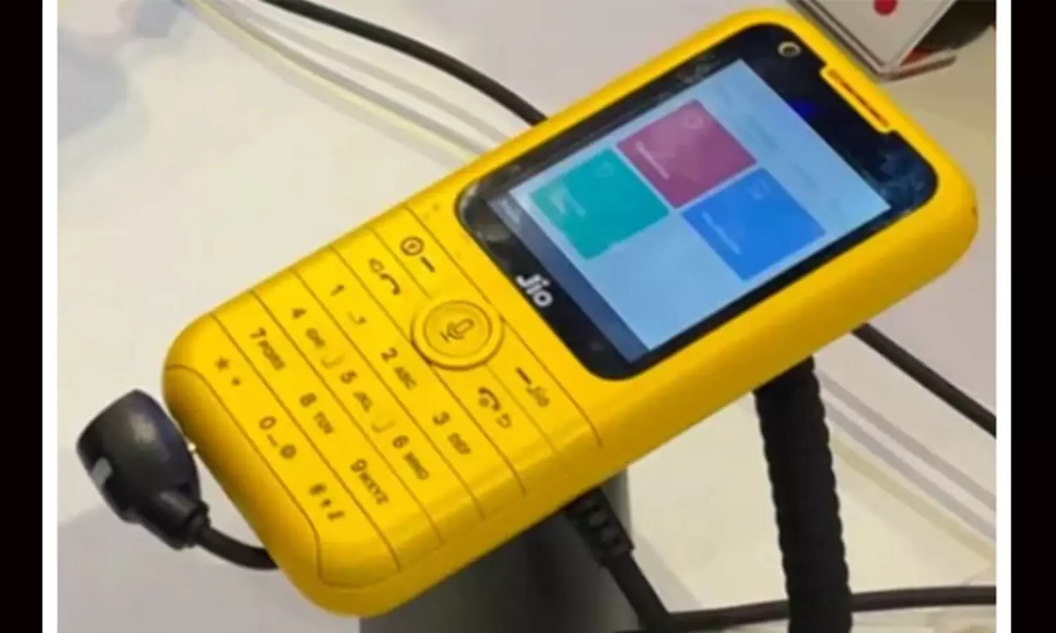 വാട്സ്ആപ്പും യൂട്യൂബും ഫേസ്ബുക്കും ഉപയോഗിക്കാം; സ്മാർട്ട് ‘ഫീച്ചർ ​ഫോണു’മായി ജിയോ