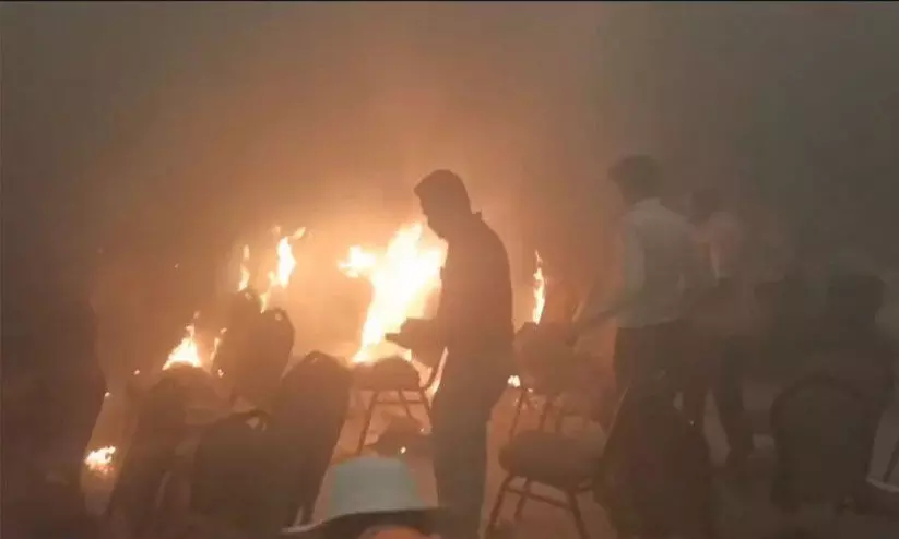 ബോംബ് വെച്ചത് ചോറ്റുപാത്രത്തിൽ; നീല കാറിനെക്കുറിച്ച് അന്വേഷണം ബോംബ് വെച്ചത് ചോറ്റുപാത്രത്തിൽ; നീല കാറിനെക്കുറിച്ച് അന്വേഷണം