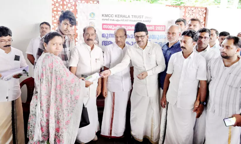 സൗ​ദി കെ.​എം.​സി.​സി സാ​മൂ​ഹി​ക സു​ര​ക്ഷ പ​ദ്ധ​തി ആ​നു​കൂ​ല്യം വി​ത​ര​ണം ചെ​യ്​​തു