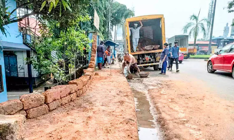 ദുരിതത്തിന് അറുതി;ഫുട്പാത്തിലേക്ക് ഇടിഞ്ഞുവീണ സ്കൂൾ ദുരിതത്തിന് അറുതി;ഫുട്പാത്തിലേക്ക് ഇടിഞ്ഞുവീണ സ്കൂൾ