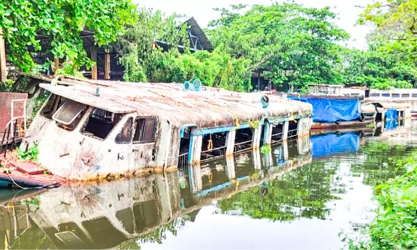 ബോട്ട് സർവിസുകൾ മുടങ്ങുന്നത്​ പതിവാകുന്നു; കുട്ടനാട്ടുകാർ ദുരിതത്തിൽ