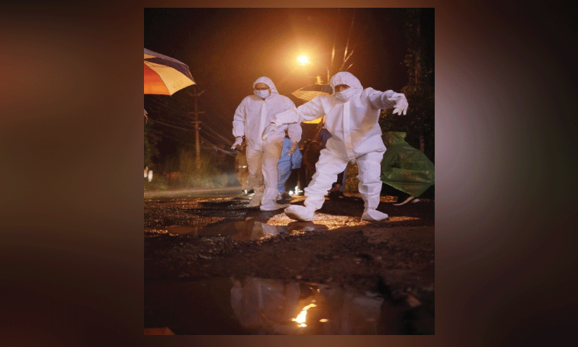 വേറിട്ടൊരു പ്രതിഷേധ രീതിയുമായി ഇരിങ്ങാലക്കുടക്കാർ വേറിട്ടൊരു പ്രതിഷേധ രീതിയുമായി ഇരിങ്ങാലക്കുടക്കാർ