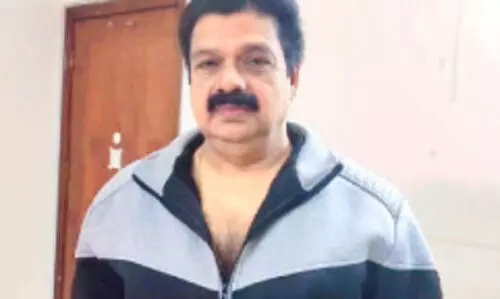 നാ​ട​ക​ത്തി​ര​ക്കി​നി​ടെ വെ​ള്ളി​ത്തി​ര​യെ മ​റ​ന്ന അ​ഭി​ന​യ​പ്ര​തി​ഭ