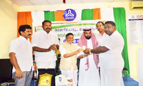 With the membership card under the leadership of the Makkah O.I.C.C. Committee Ranam Shaji gave Chunakarak to V.C. Kabir Master is inaugurating