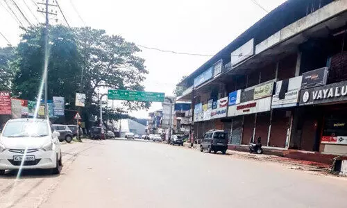 ശബരിമല സീസൺ ആരംഭിക്കാൻ ദിവസങ്ങൾ; അപകടക്കെണിയൊഴിയാതെ പാലാ-പൊൻകുന്നം റോഡ് ശബരിമല സീസൺ ആരംഭിക്കാൻ ദിവസങ്ങൾ; അപകടക്കെണിയൊഴിയാതെ പാലാ-പൊൻകുന്നം റോഡ്