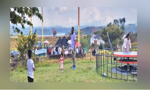 അസൗകര്യങ്ങൾക്കിടയിലും വയനാട്ടിലേക്ക് സഞ്ചാരികളുടെ ഒഴുക്ക് അസൗകര്യങ്ങൾക്കിടയിലും വയനാട്ടിലേക്ക് സഞ്ചാരികളുടെ ഒഴുക്ക്