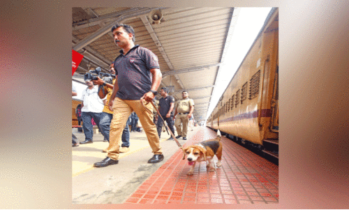 ക​ണ്ണൂ​ർ റെ​യി​ൽ​വേ സ്റ്റേ​ഷ​നി​ൽ ആ​ർ.​പി.​എ​ഫും പൊ​ലീ​സും ന​ട​ത്തി​യ പ​രി​ശോ​ധ​ന