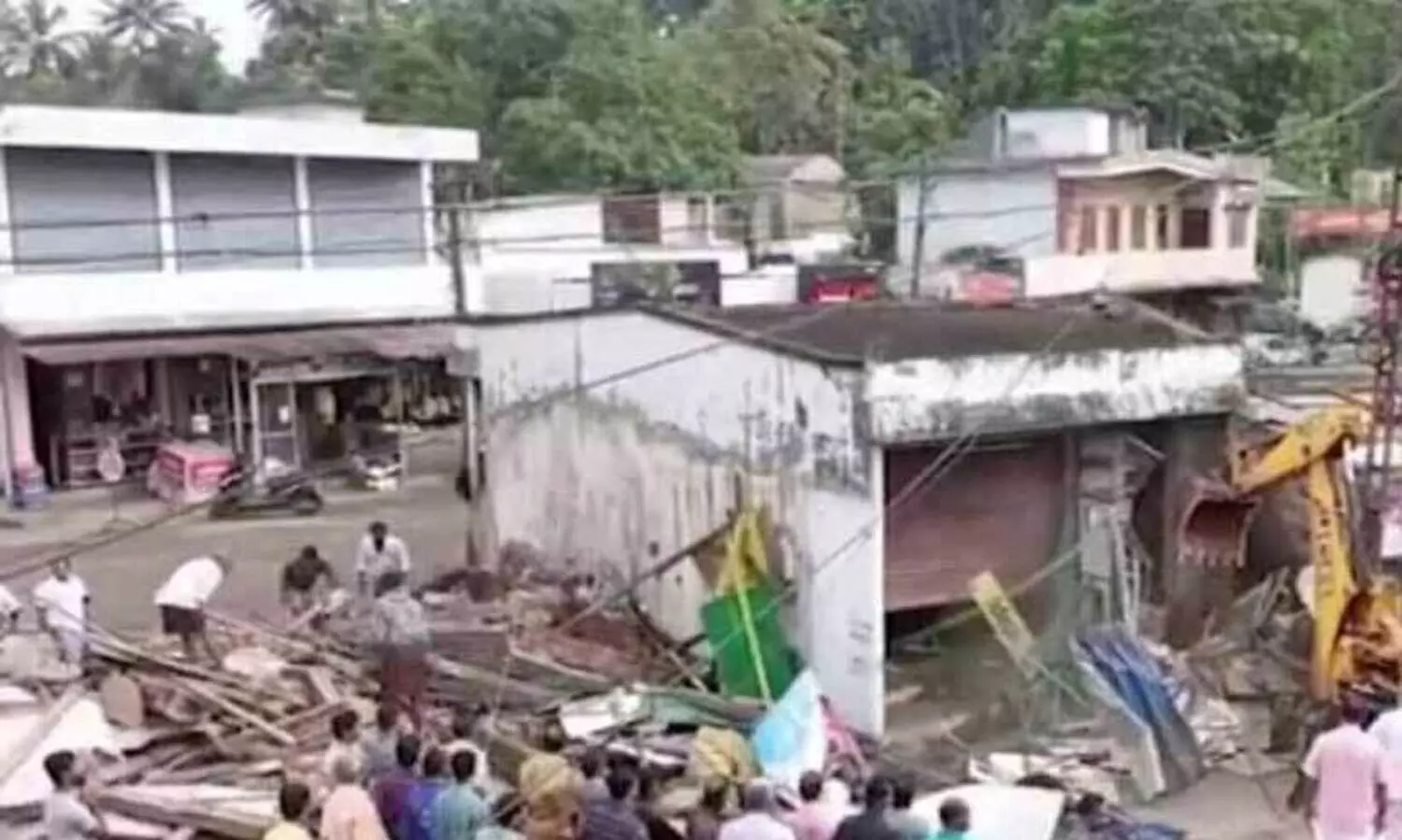 മ​ല​യോ​ര ഹൈ​വേ നി​ർ​മാ​ണ​ത്തി​ന്​ അ​യ്യ​പ്പ​ൻ​കോ​വി​ൽ പ​ഴ​യ ടൗ​ണി​ലെ  ക​ട​ക​ൾ പൊ​ളി​ച്ചു​നീ​ക്കു​ന്നു