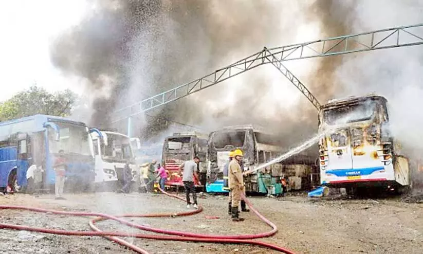 ബനശങ്കരിയിലെ വീരഭദ്ര നഗറിലെ സ്വകാര്യ ബസുകളുടെ ഗാരേജിലെ തീപിടിത്തം അഗ്നിശമനസേന അണക്കുന്നു ബനശങ്കരിയിലെ വീരഭദ്ര നഗറിലെ സ്വകാര്യ ബസുകളുടെ ഗാരേജിലെ തീപിടിത്തം അഗ്നിശമനസേന അണക്കുന്നു